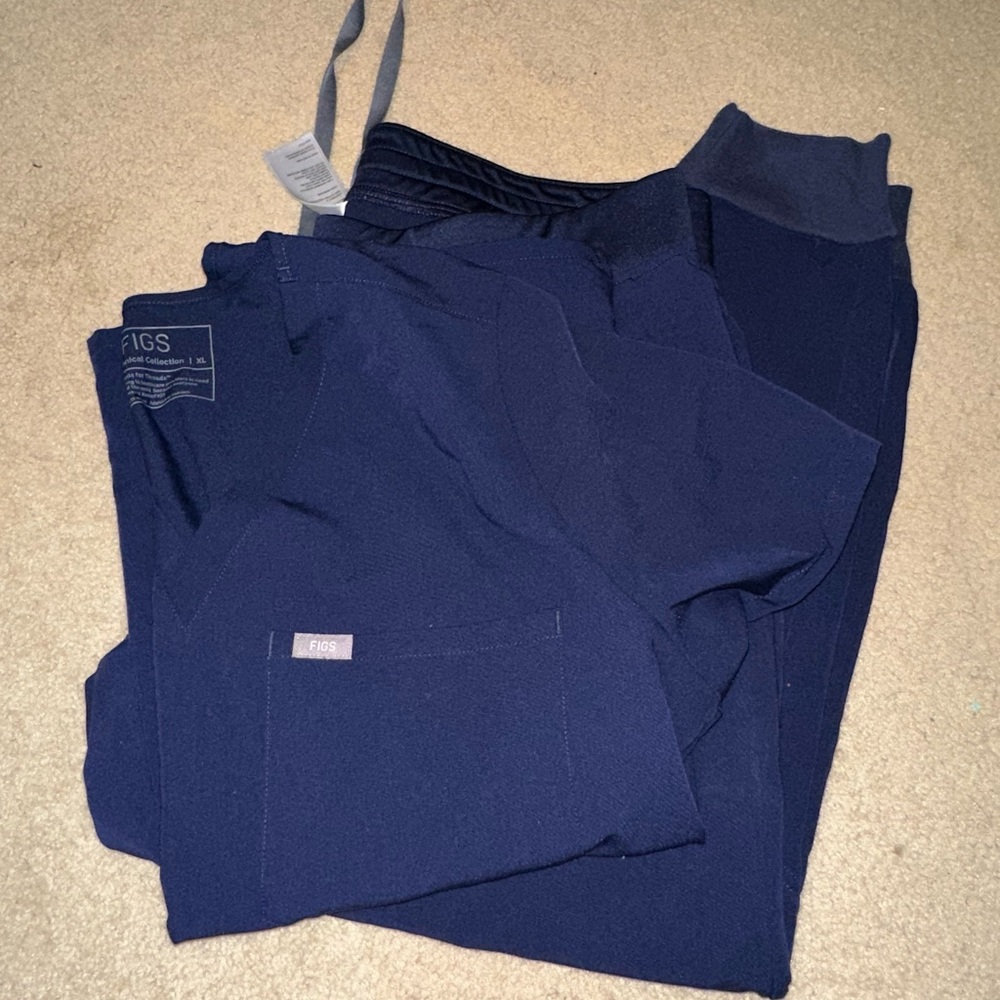 Figs Navy Zamora jogger set; Top XL Pants PXL